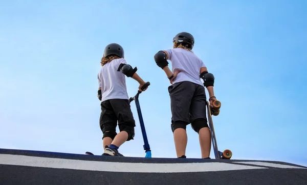 Δύο Παιδιά Skateboard Και Σκούτερ — Φωτογραφία Αρχείου