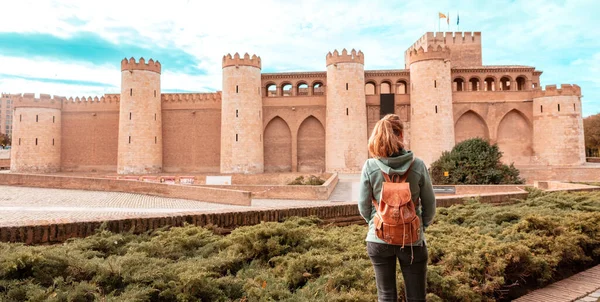 Woman Tourist Looking Aljaferia Palace Zaragoza Aragon Spain — Stock Photo, Image