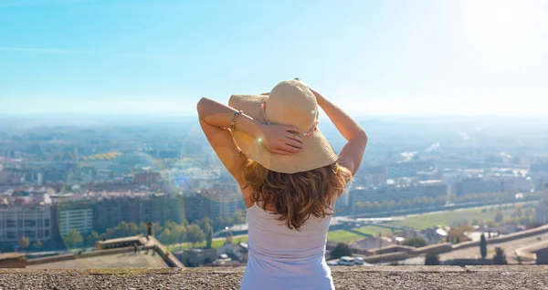 Kvinna Njuter Panoramautsikt Över Staden — Stockfoto