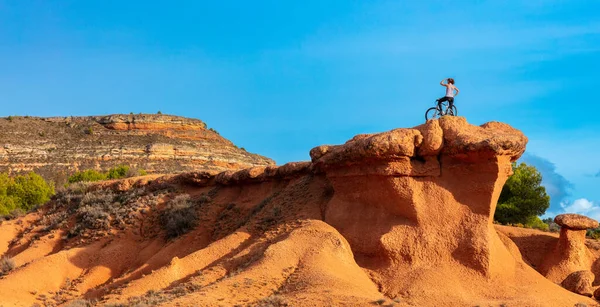 Жінка Гірському Велосипеді Червоній Скелі Свобода Подорожі Спортивна Концепція Sierra — стокове фото