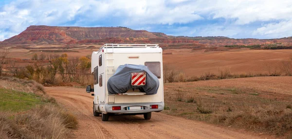沙漠中的汽车回家 公路旅行 旅游概念 — 图库照片