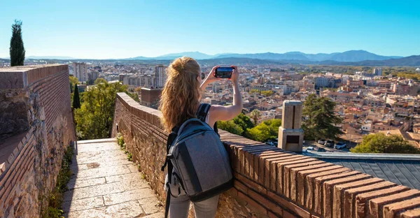 Mulher Turista Tirar Fotos Girona Vista Panorâmica Cidade Espanha — Fotografia de Stock