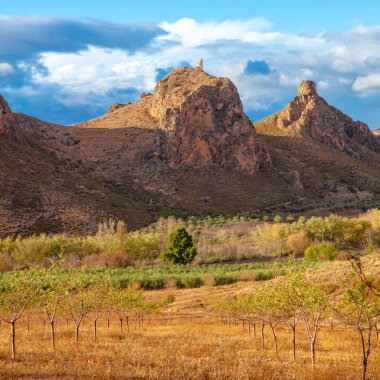 Aragon manzarası, dağ ve bulutlu kale Zaragoza vilayeti.