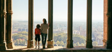 Panoramik manzaraya bakan anne ve oğul turist (Lerida, İspanya manastırı)