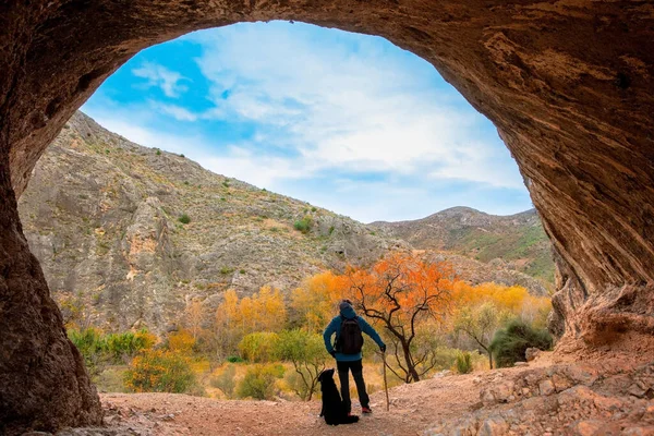 Wanderer Mit Rucksack Höhle Pena Agujereada Aragon Spanien — Stockfoto