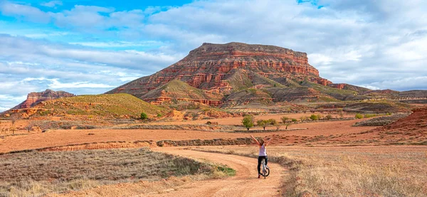 Çölde Bisikletli Bir Kadın Sierra Armantes Aragon Spanya Zaragoza Eyaleti — Stok fotoğraf