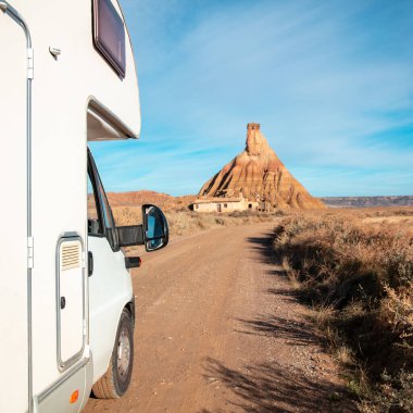 Bardenas Çölü 'ndeki karavan, İspanya' daki Navarra.