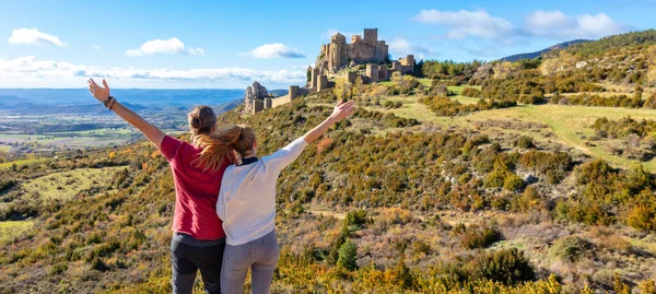Reizigers Koppel Zoek Naar Loarre Castle Aragon Spanje — Stockfoto
