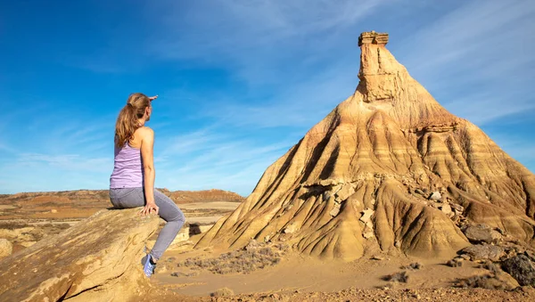 Жінки Туристи Дивляться Пустелю Барденас Іспанії — стокове фото