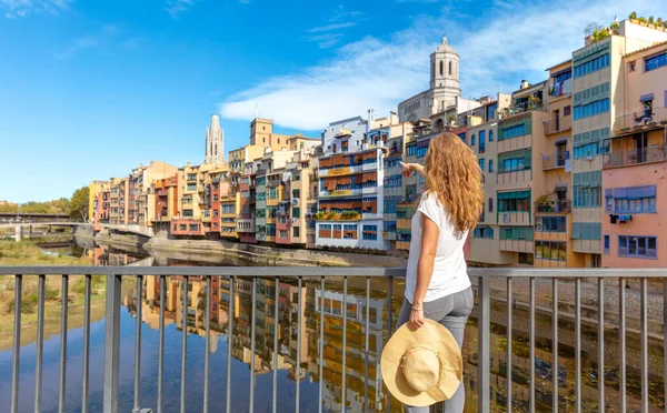 带着五颜六色的房子参观吉罗纳市风景的女游客 西班牙 — 图库照片