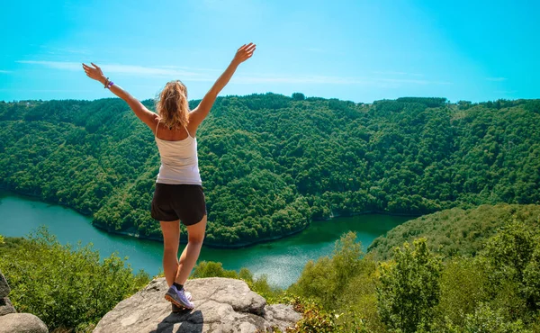 Gelukkige Vrouw Piek Genieten Panoramisch Dordogne Uitzicht Rivier — Stockfoto