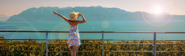 ジュネーブ湖と女性観光客 スイス — ストック写真