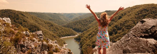 Vrouw Piek Genieten Van Panoramisch Dordogne Uitzicht Rivier — Stockfoto