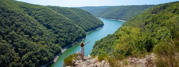 Mutlu Kadın Dorukta Panoramik Dordogne Nehri Manzarasının Keyfini Çıkarıyor — Stok fotoğraf