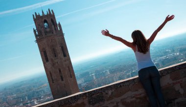 İspanya 'daki mutlu kadın turist Lerida, Katalonya