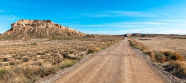 Bardenas gerçekten İspanya 'da çölde yol yapıyor.