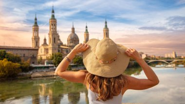 Sütunlu Meryem Ana 'nın Bazilikası ve tatilci Aragon, Saragossa İspanya