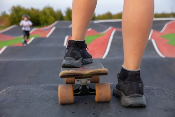 Close Young Boy Feet Skateboard — Stock Photo, Image