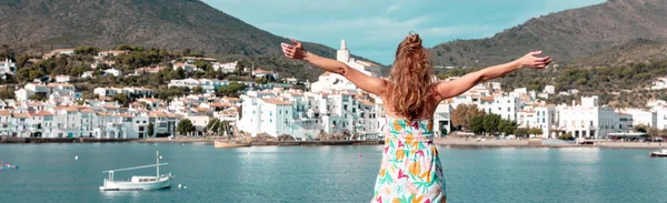 Nainen Turisti Vierailee Cadaques Costa Brava Katalonia Espanjassa — kuvapankkivalokuva