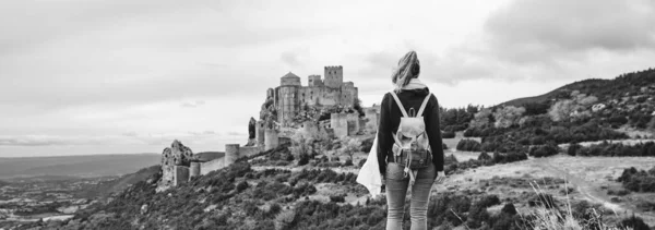 Ταξιδιώτισσα Που Κοιτάζει Κάστρο Loarre Huesca Στην Ισπανία Ραγκον — Φωτογραφία Αρχείου