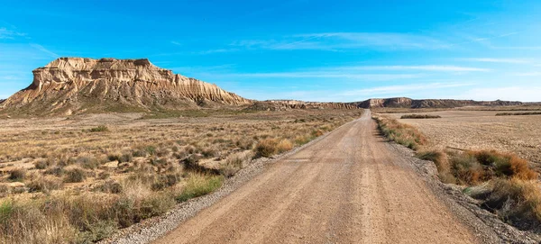バルデナスはスペインの砂漠で道路を実現します — ストック写真