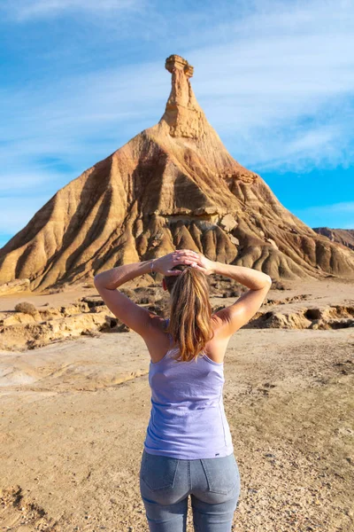 バルデナスの女性観光客 レアル カスティルデティエラの砂漠 — ストック写真