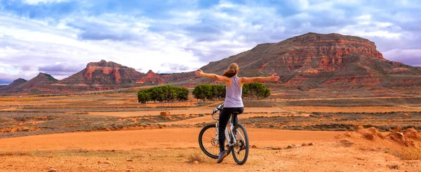 Vrouw Sportief Mountainbike Natuur Sierra Armantes Woestijn Spanje — Stockfoto