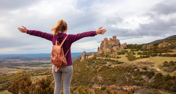 Mulher Feliz Olhando Para Castelo Loarre Província Huesca Espanha Aragão — Fotografia de Stock