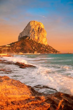 Gün batımında Calpe, İspanya Alicante vilayeti - Costa blanca