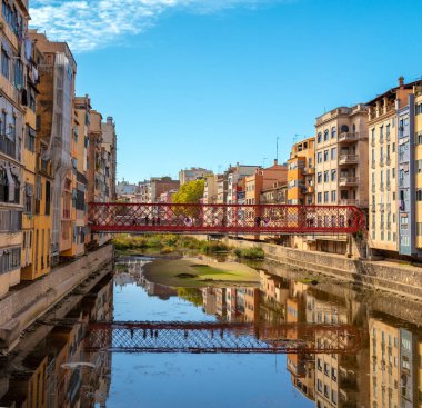 Girona, renkli evler ve İspanya 'da kırmızı turistik köprü