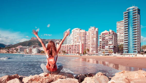 Mulher Viajante Feliz Turista Desfrutando Bela Paisagem Cidade Praia Tropical Imagens De Bancos De Imagens