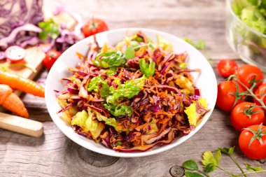 Kırmızı lahana salatası. Coleslaw bir kasede. Gri arka plan. Yakın çekim.