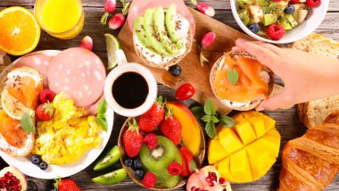 Tost, taze meyve, mısır gevreği, kahve fincanı...