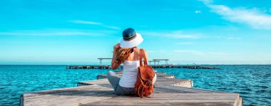 Los Alcazares, Murcia, İspanya 'dan Mar Menor gölünün Panorama' sı. Oturan ve manzaranın tadını çıkaran turist.