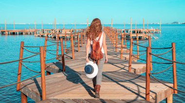 İspanya 'da tahta piercing' de yürüyen bir kadın.