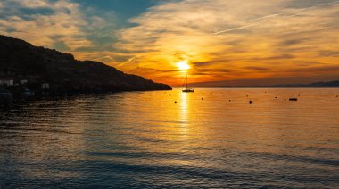 Güzel bir gün batımı Denizde yelkenli teknesi