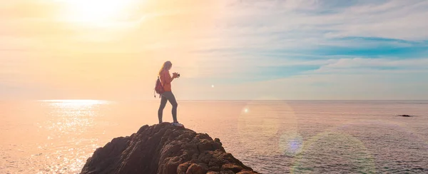 Silhouette Photographer Standing Peak Looking Sunset Sea — Foto Stock