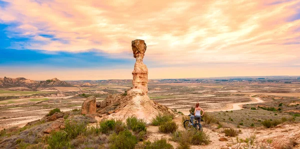 Monegros Sivatagi Homokkő Hegyi Kerékpár Spanyolország — Stock Fotó