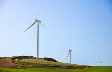 Kırsalda rüzgar türbini