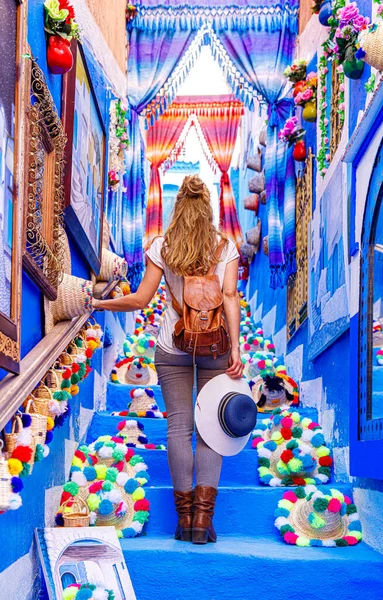 在Chefchaouen的旅游业 背着背包的女人探索着蓝色典型的摩羯座城市 — 图库照片