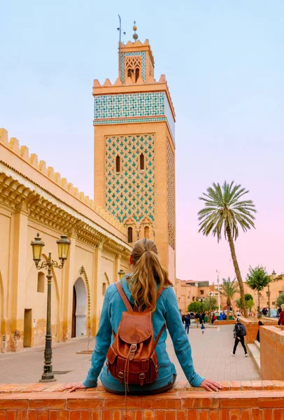Woman Reisen Marrakesch Koutoubia Moschee Marokko — Stockfoto