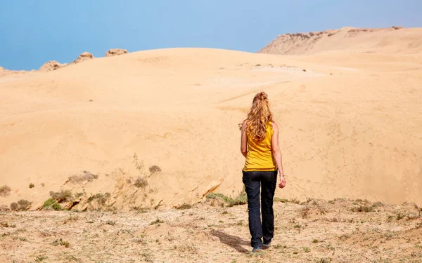 Жінка Йде Пустелю Марокко — стокове фото
