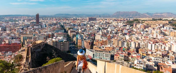 Alicante şehri panoramik manzarası ve gezgin kadın bakış açısı- İspanya