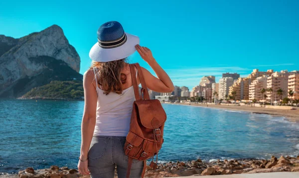 Kvinna Turist Tittar Calpe Stadsutsikt Spanien — Stockfoto