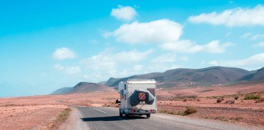 Fas yolundaki karavan evi.