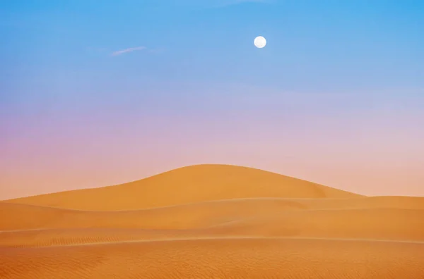 モロッコの月と日没のサハラ砂漠 — ストック写真