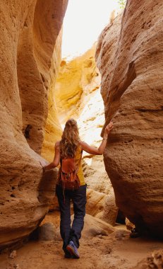 Etkileyici kanyondaki kadın kaşif- Fas