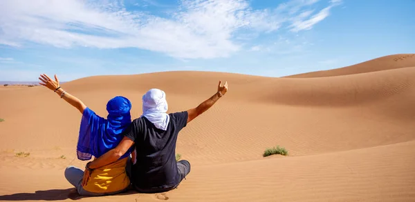 Gelukkige Koppel Toerist Sahara Woestijn Marokko — Stockfoto