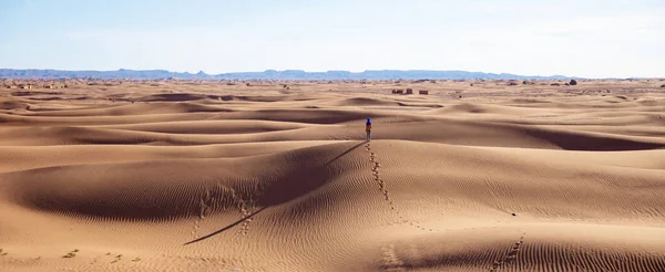 Sahara Fas Taki Çöl Kum Tepelerinde Bir Turist — Stok fotoğraf