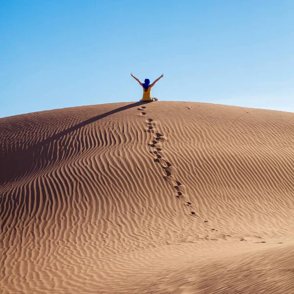 Руки Счастливой Женщины Подняты Песчаных Дюнах Пустыни Сахара Марокко — стоковое фото
